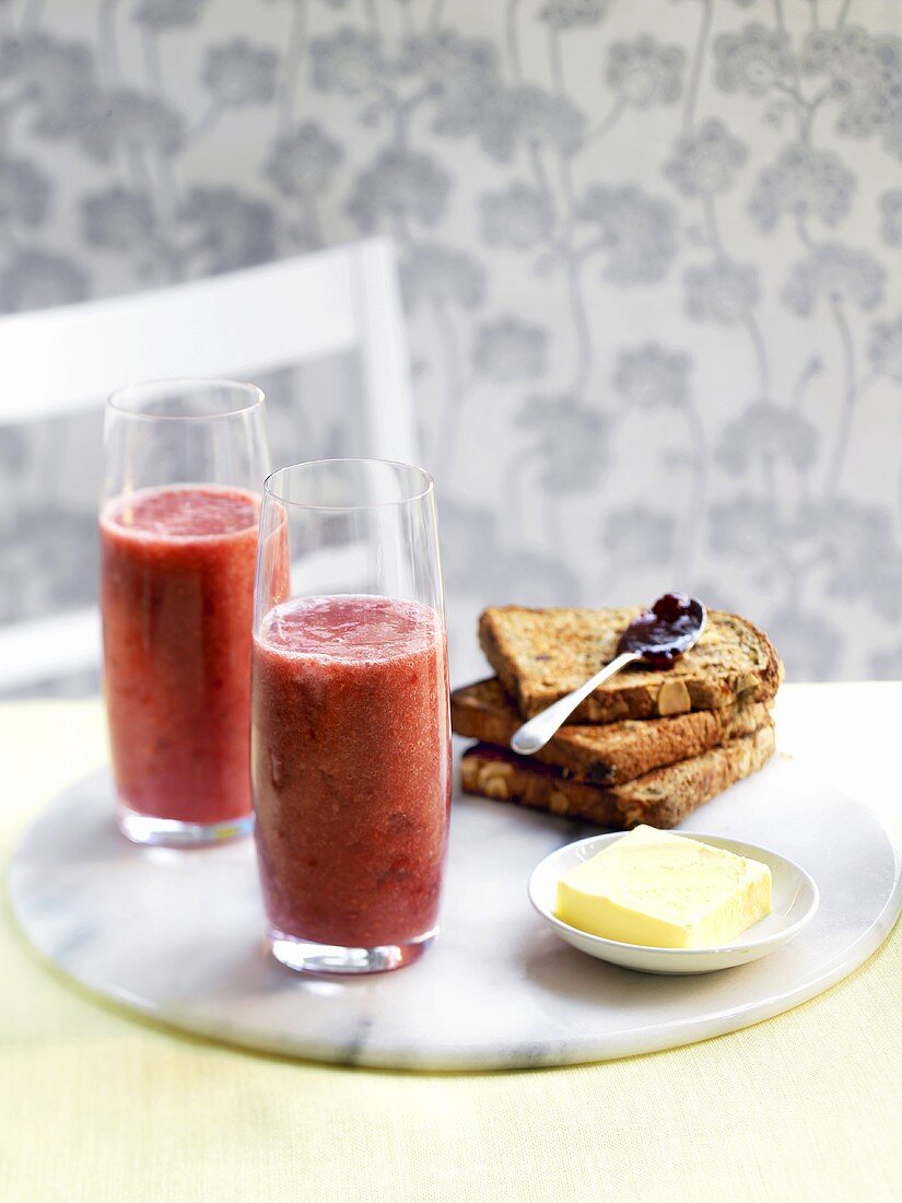 Himbeer-Bananen-Frappees, Toast und Butter