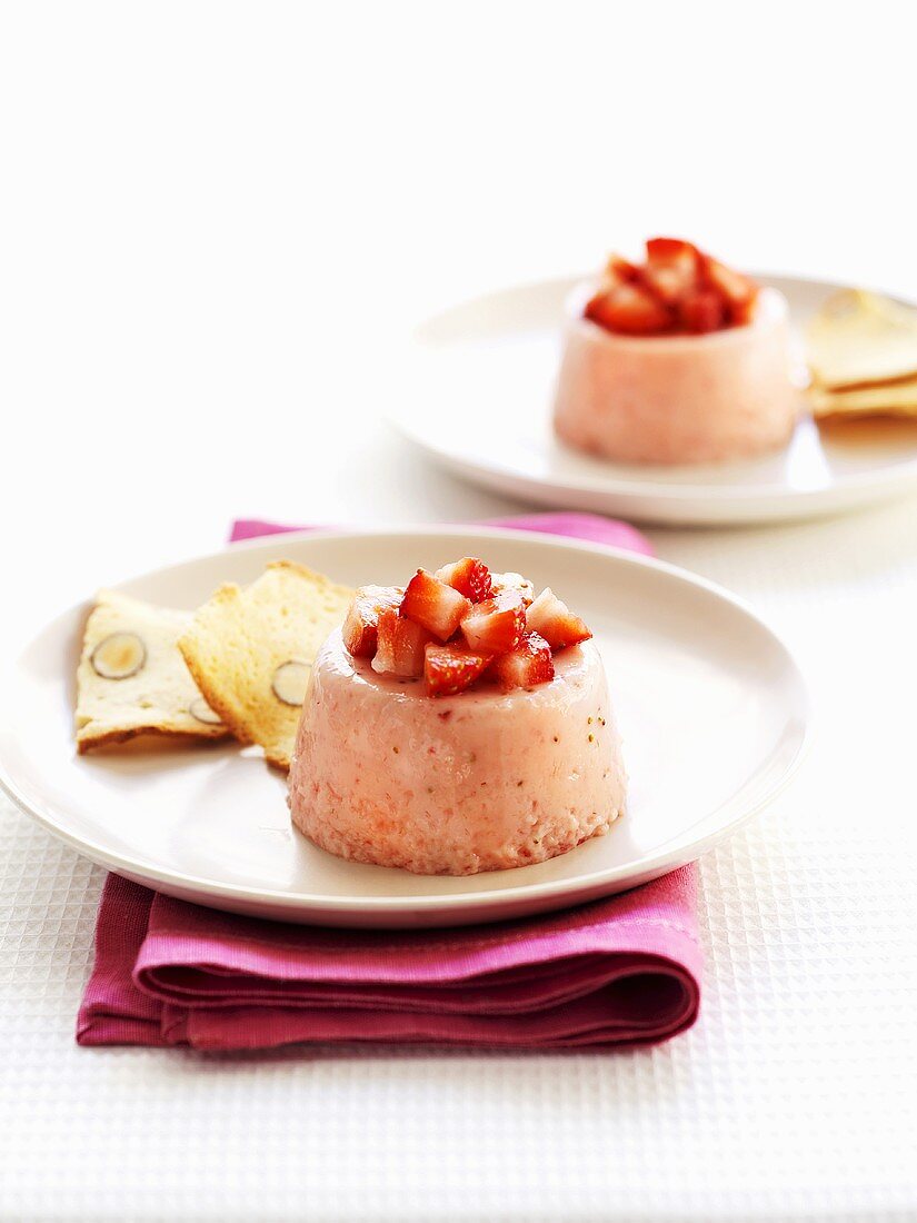 Strawberry mousse with fresh strawberries