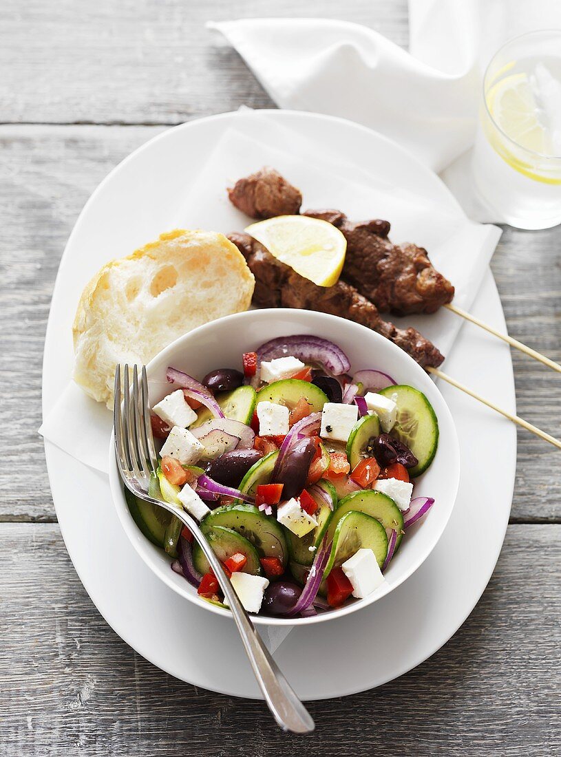 Griechischer Salat und Souvlaki