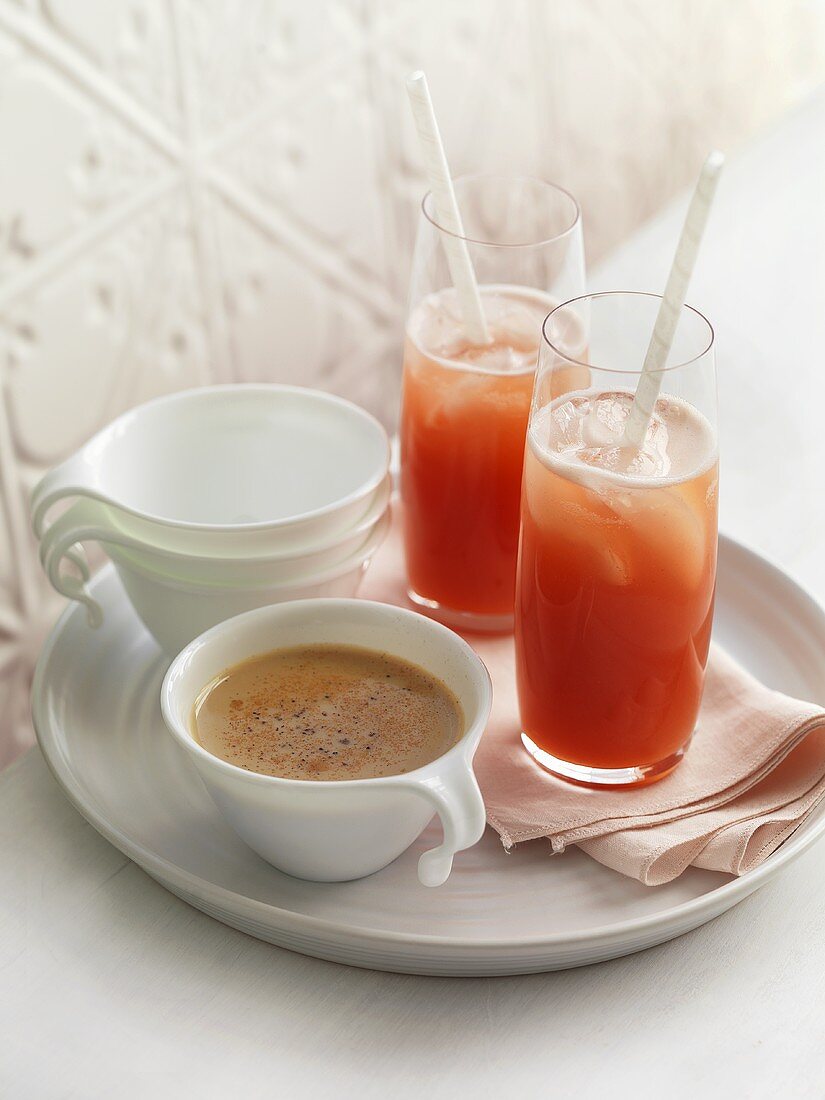 Chai tea and ice strawberrry tea