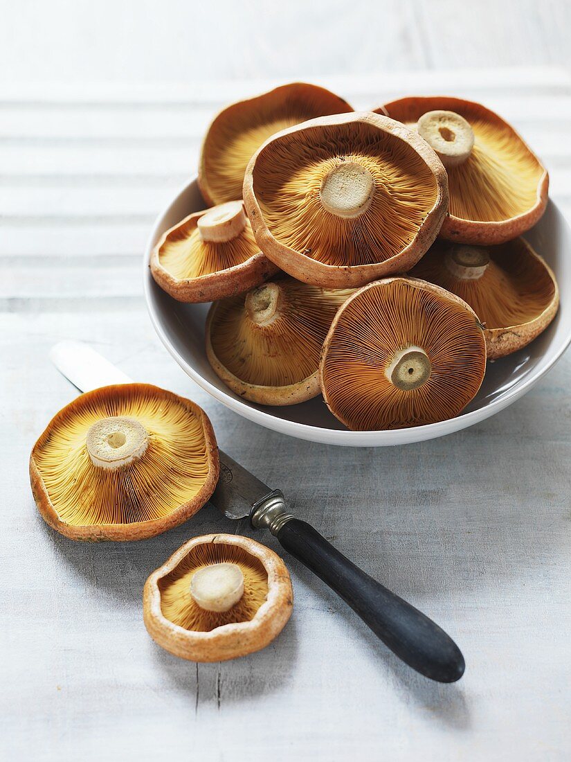 Matsutake-Pilze in Schale und daneben