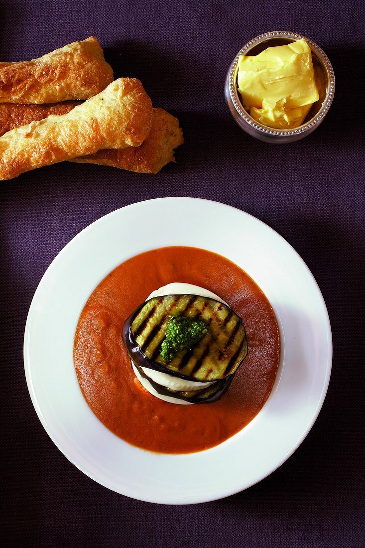 Tomaten-Auberginen-Suppe mit Mozzarella- & Auberginenscheiben