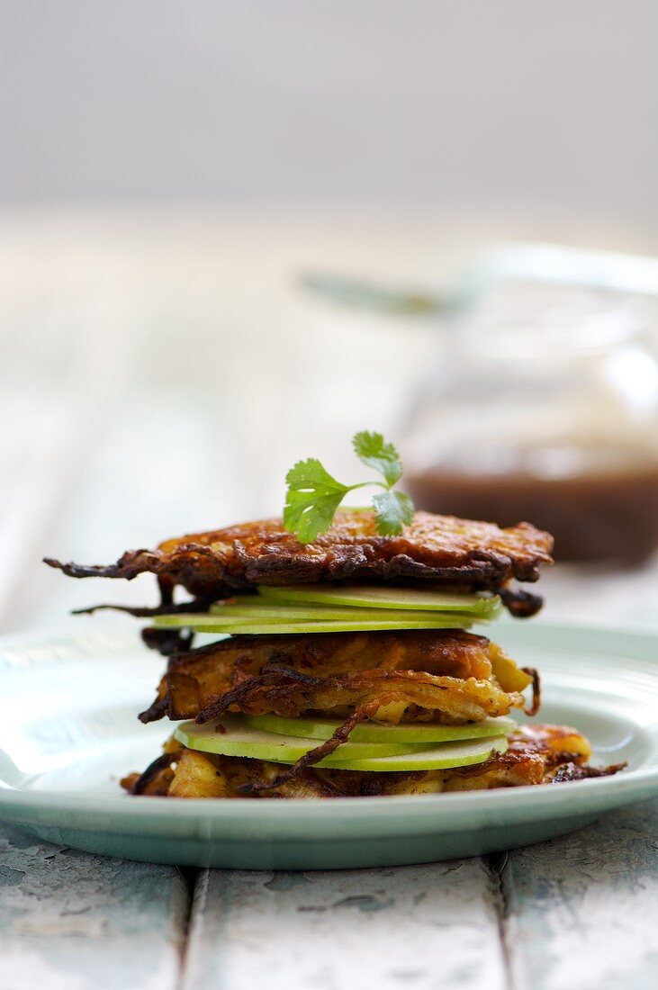 Apfel-Halloumi-Zwiebel-Bratlinge, mit Apfelscheiben garniert