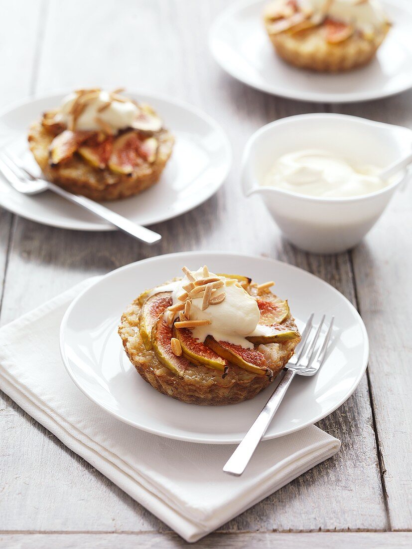 Fig tarts with cream