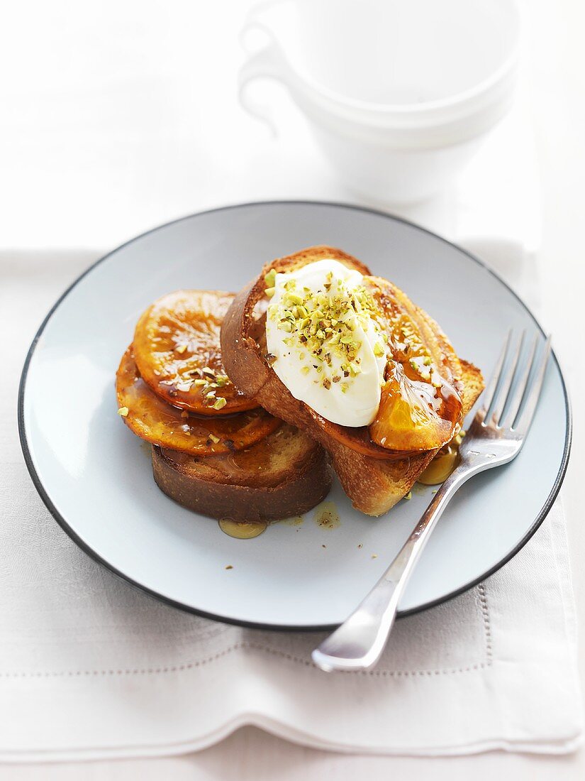 Brioche mit karamellisierten Orangen und Sahne