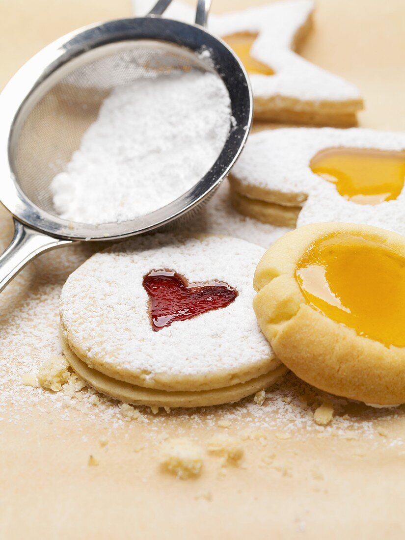 Marmeladenplätzchen mit Puderzucker