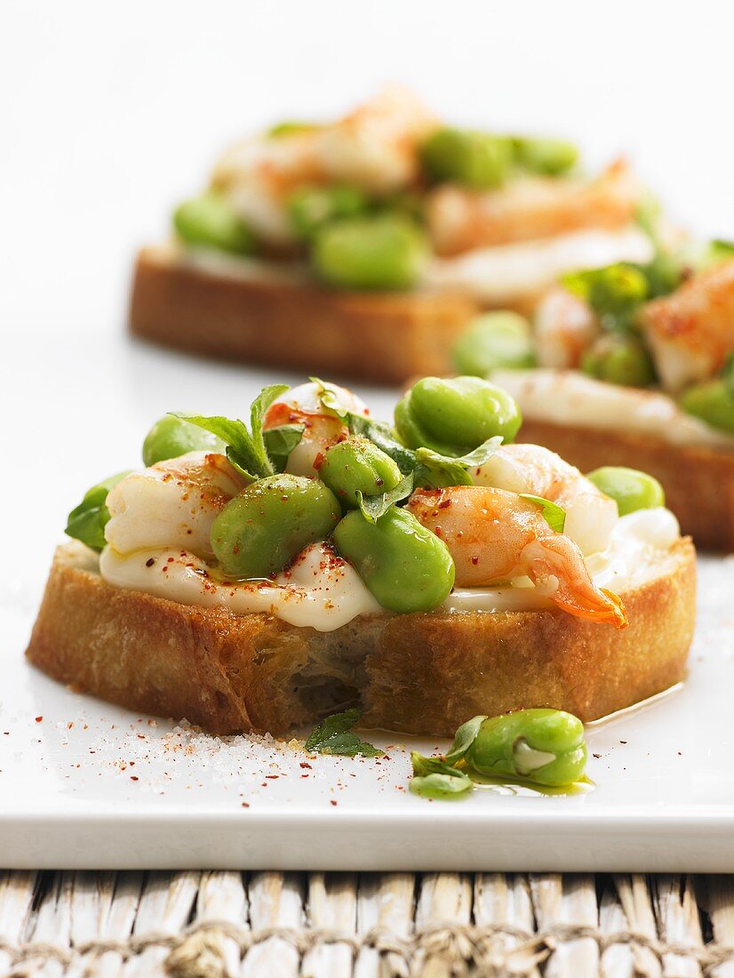 Bruschetta mit Garnelentatar und dicken Bohnen