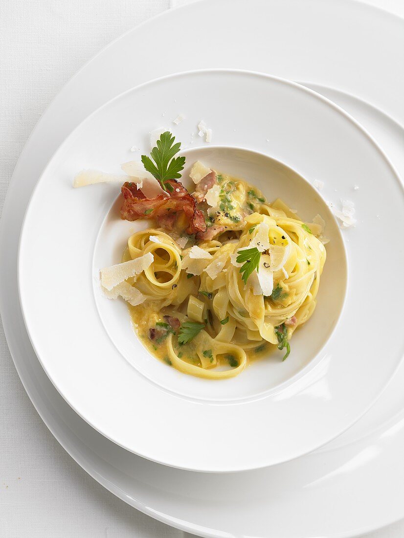 Tagliatelle alla carbonara (Nudeln mit Ei-Speck-Sauce)