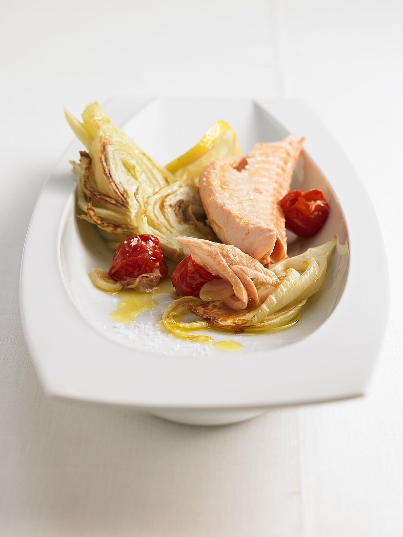 Oven-baked salmon on fennel