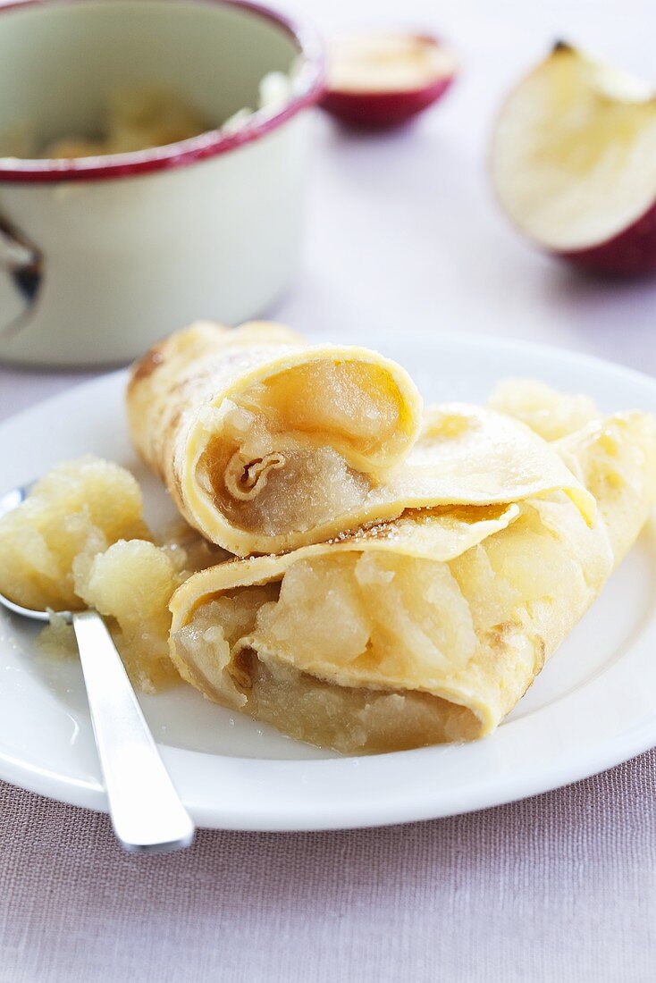 Pfannkuchen, gefüllt mit Apfelkompott