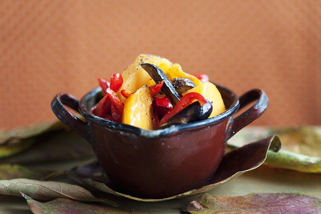 Fried Japanese persimmons with aubergine and peppers (sweet and sour)