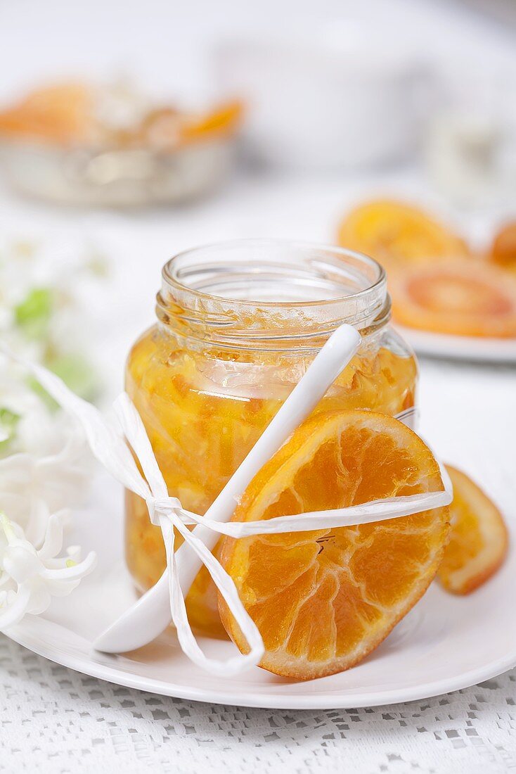 Kaltgerührte Orangenmarmelade im Glas