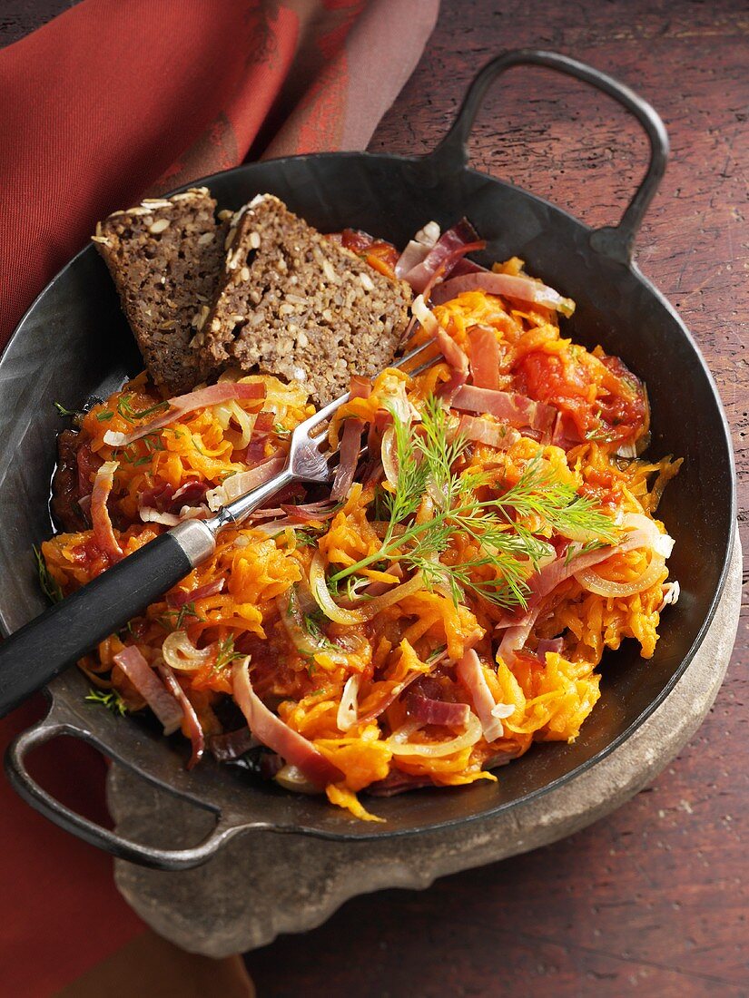 Kürbis-Tomaten-Pfanne mit Vollkornbrot