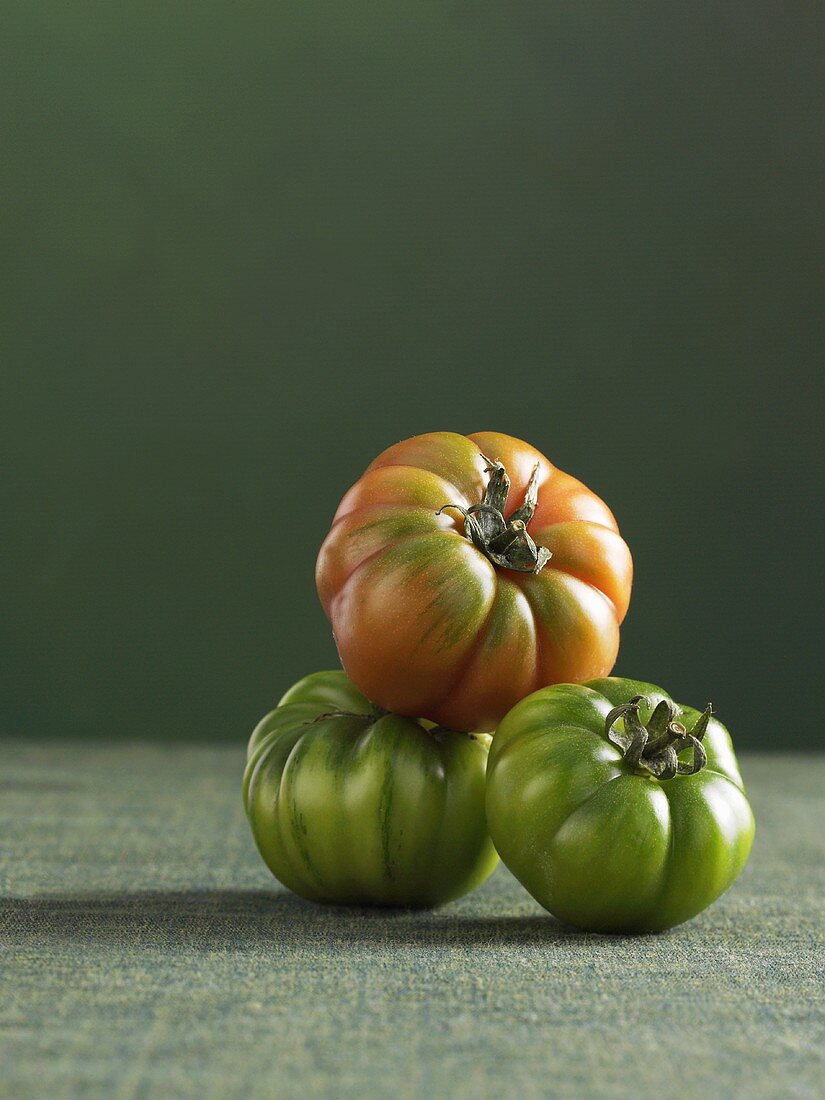 Grüne und rote Tomaten