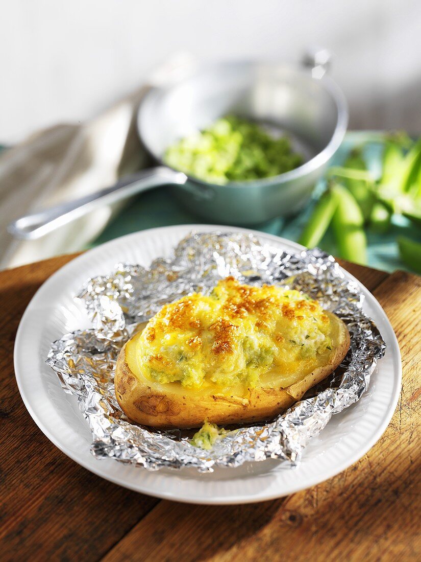 Baked potato with apple and peas