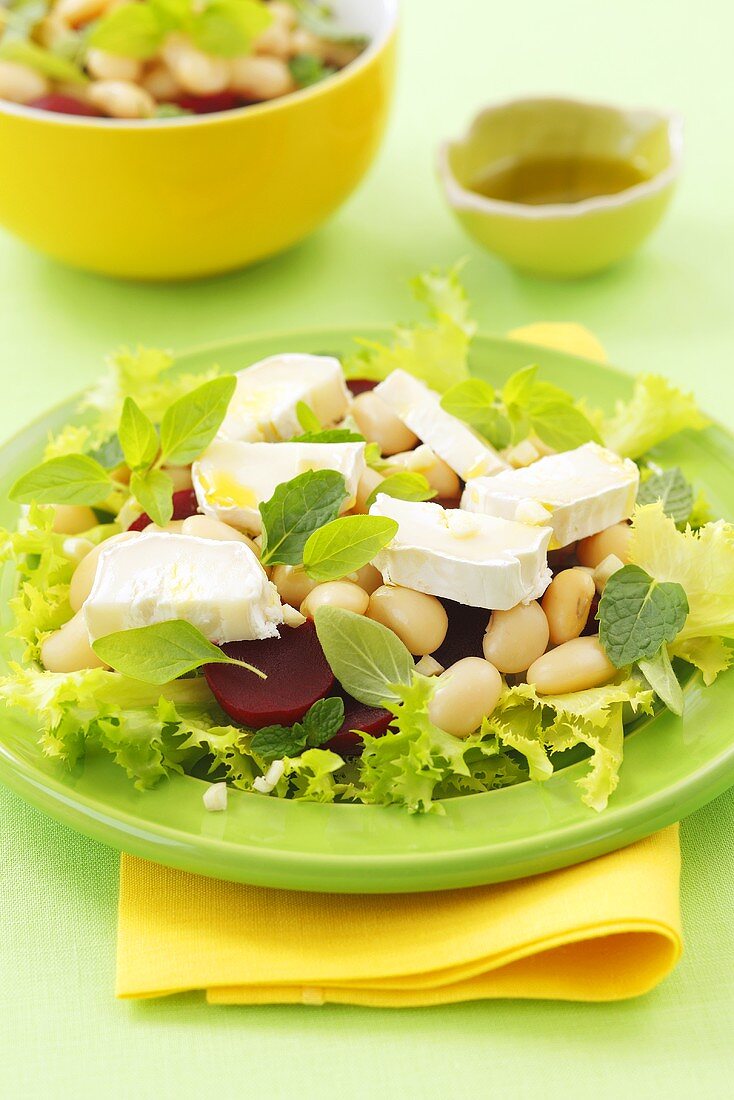 Salad leaves with beetroot, white beans and goat's cheese