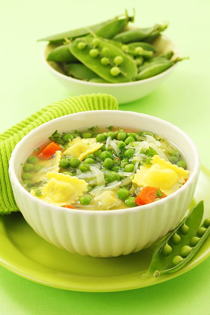 Green minestrone with peas and ravioli