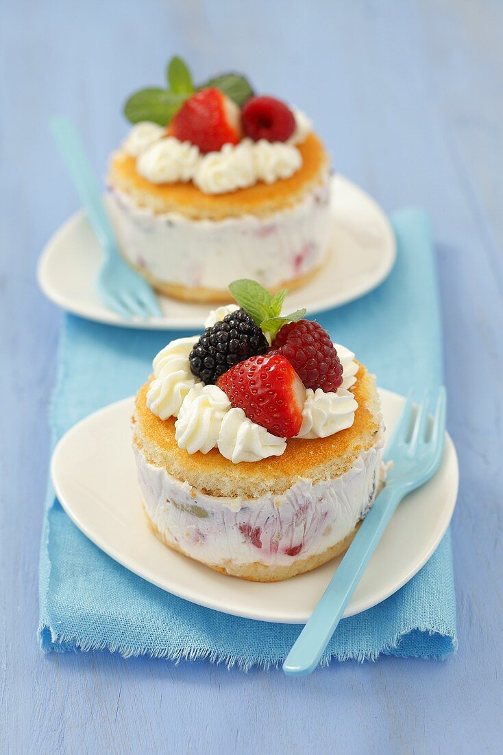 Cassata mit Beeren und Sahne