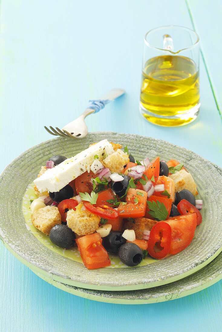 Tomaten-Oliven-Salat mit Feta und Croûtons