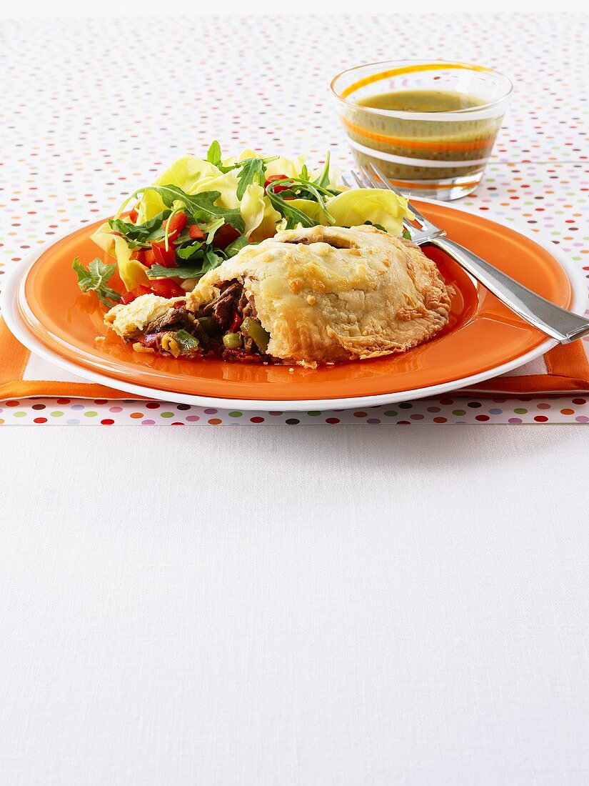 Empanadas mit Blattsalat