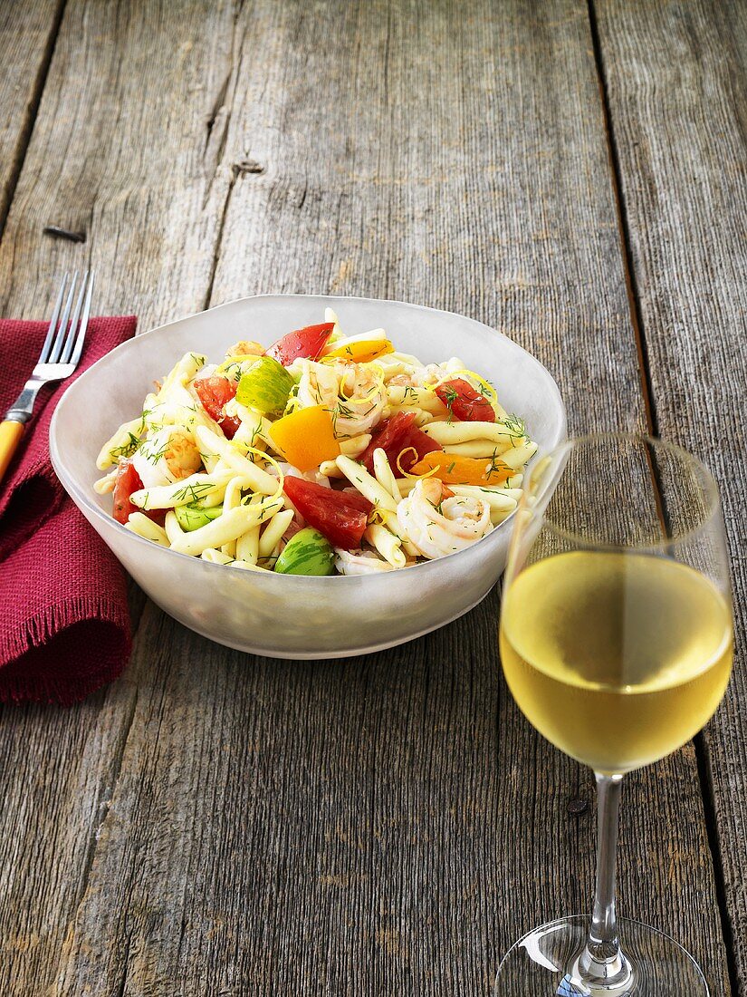 Nudelsalat mit Shrimps und Tomaten