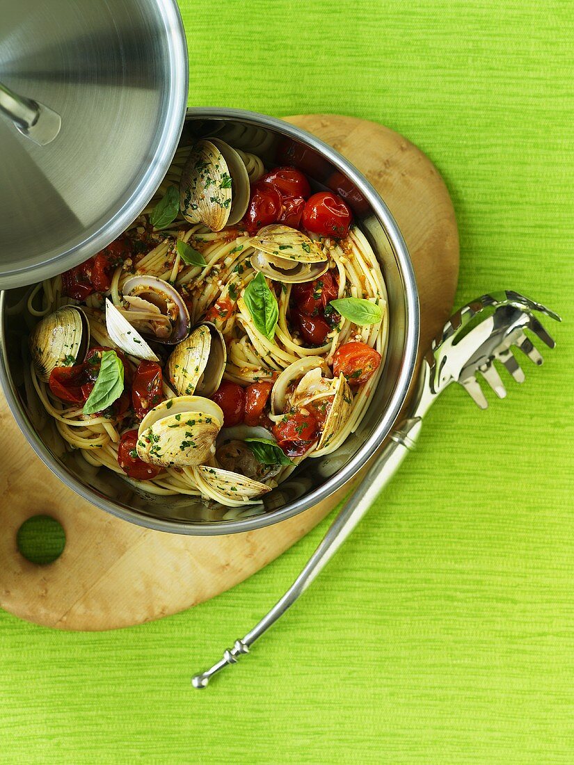 Linguine with clams and cherry tomatoes