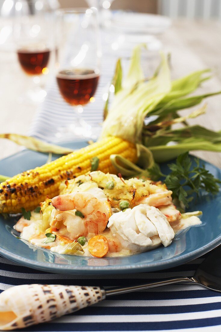 Meeresfrüchtepie mit gegrilltem Maiskolben