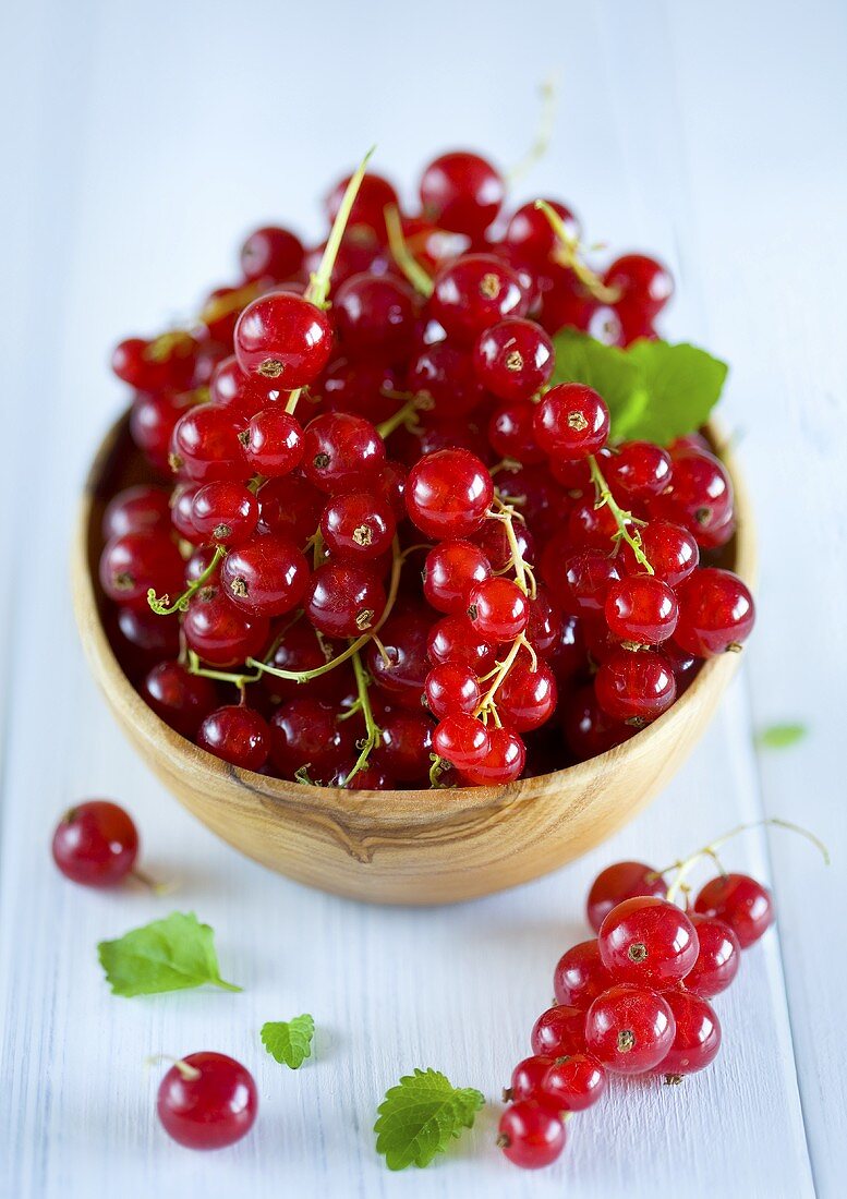 Redcurrants in wooden bowl