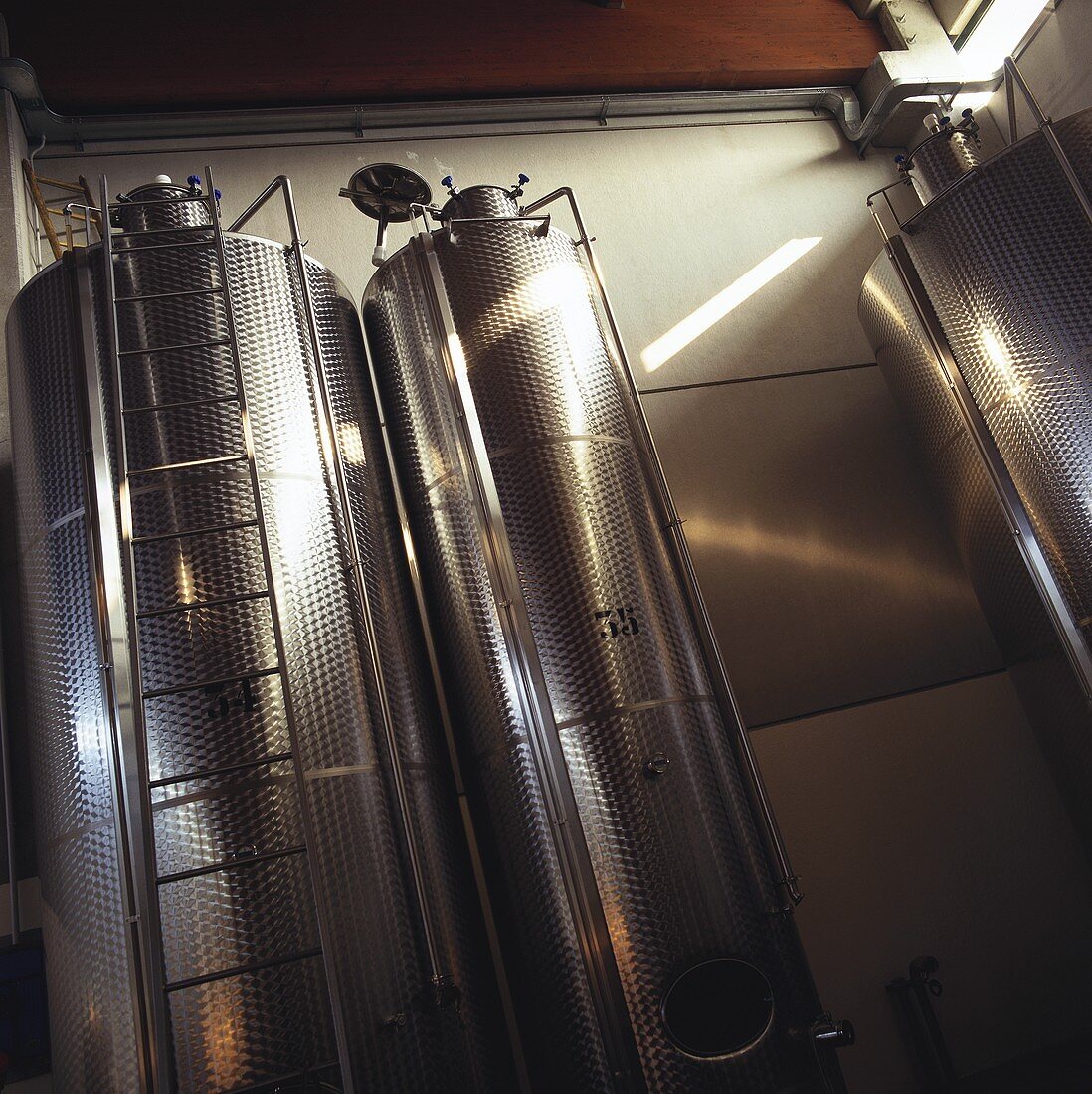 Stainless steel tanks for wine making