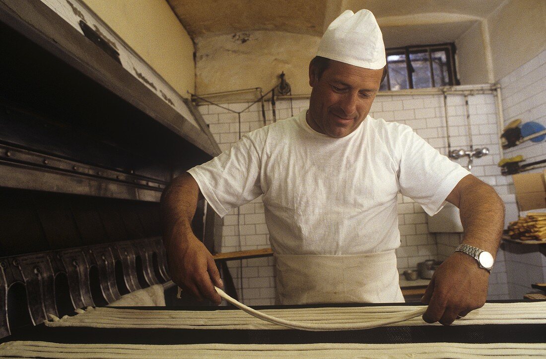 Italienischer Bäcker beim Herstellen von Grissini, Barolo