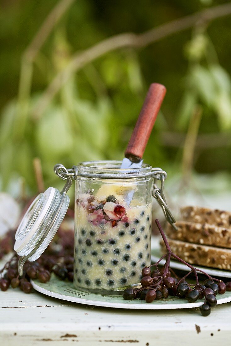 Holunderbeeren-Butter im Einmachglas