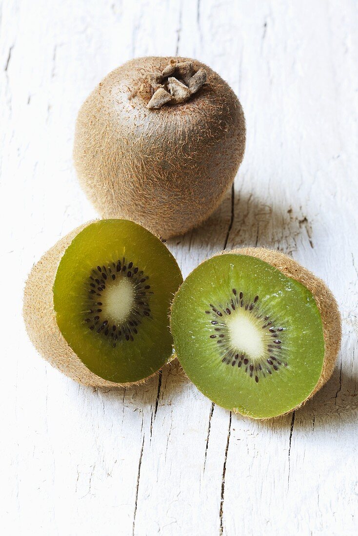 Kiwis, ganz und halbiert