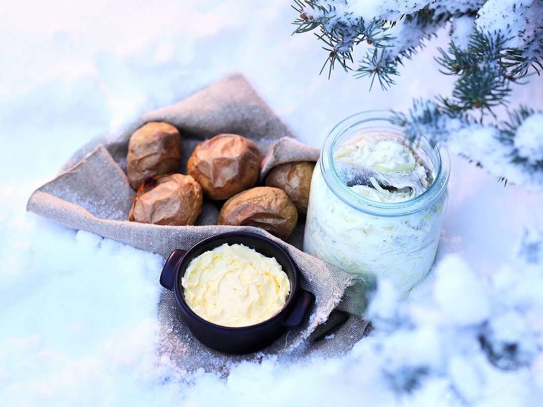 Folienkartoffeln mit Knoblauchbutter und Sahneheringen