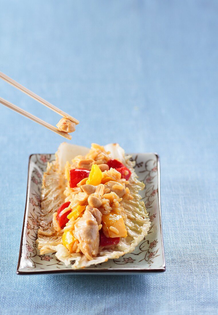 Hähnchen mit Reis und Paprika auf Chinakohl (China)