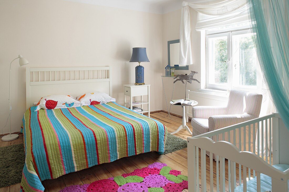 Bedroom with a cot in a summerhouse