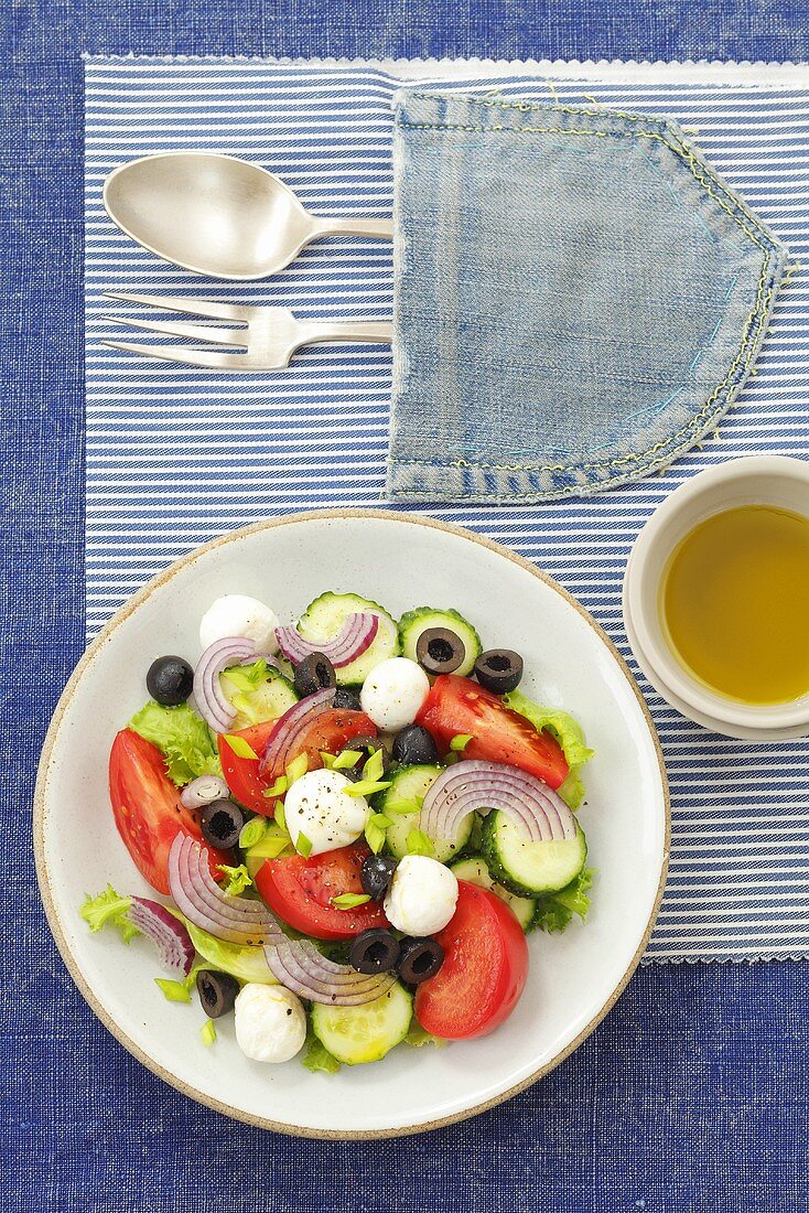 Tomaten-Gurken-Salat mit Mozzarella, Oliven und Zwiebeln