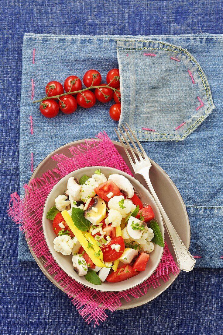 Tomaten-Blumenkohl-Salat mit Wachsbohnen und Champignons
