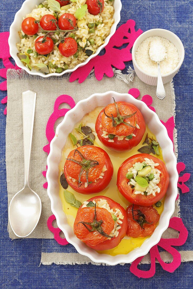 Gefüllte Tomaten mit Erbsenreis und Zucchini