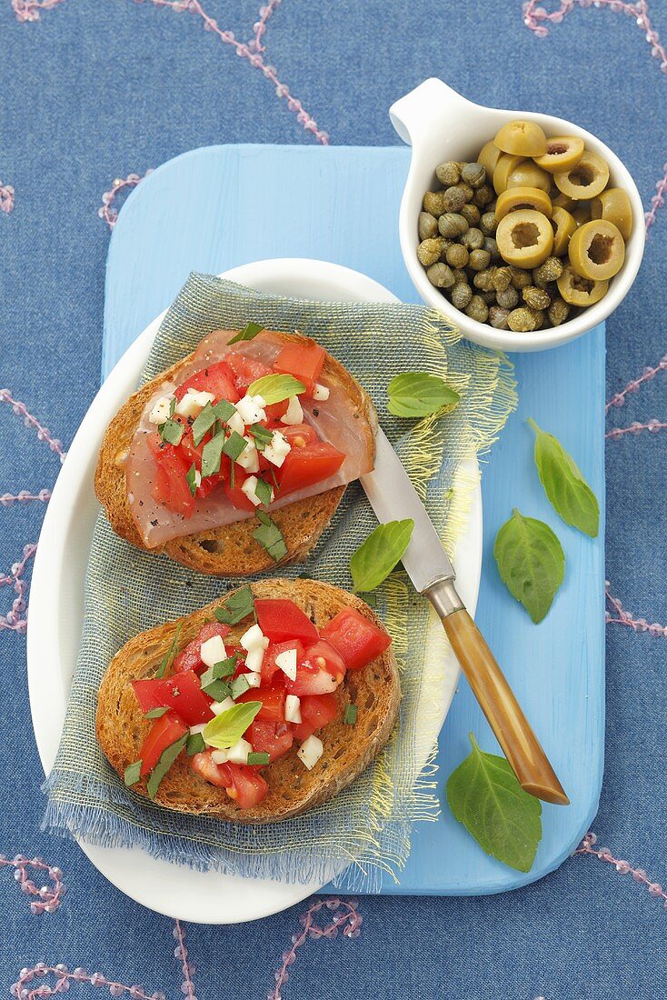 Bruschetta mit Tomaten, Schinken und Basilikum