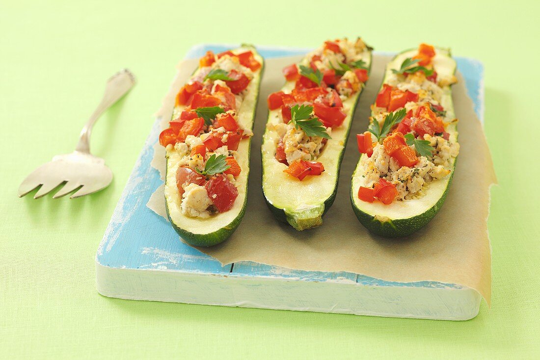 Gefüllte Zucchini mit Geflügelhackfleisch, Paprika, Tomaten