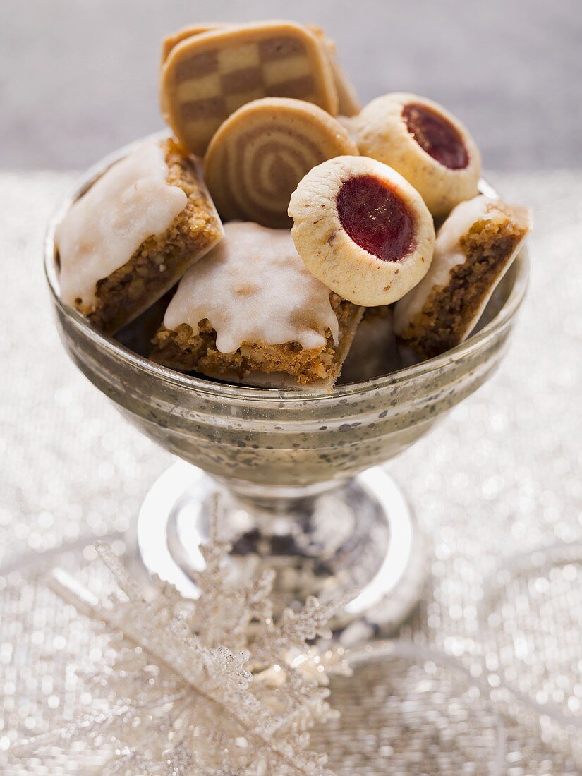 Lebkuchenecken, Husarenkrapferl und Schwarzweissgebäck in Silberschale