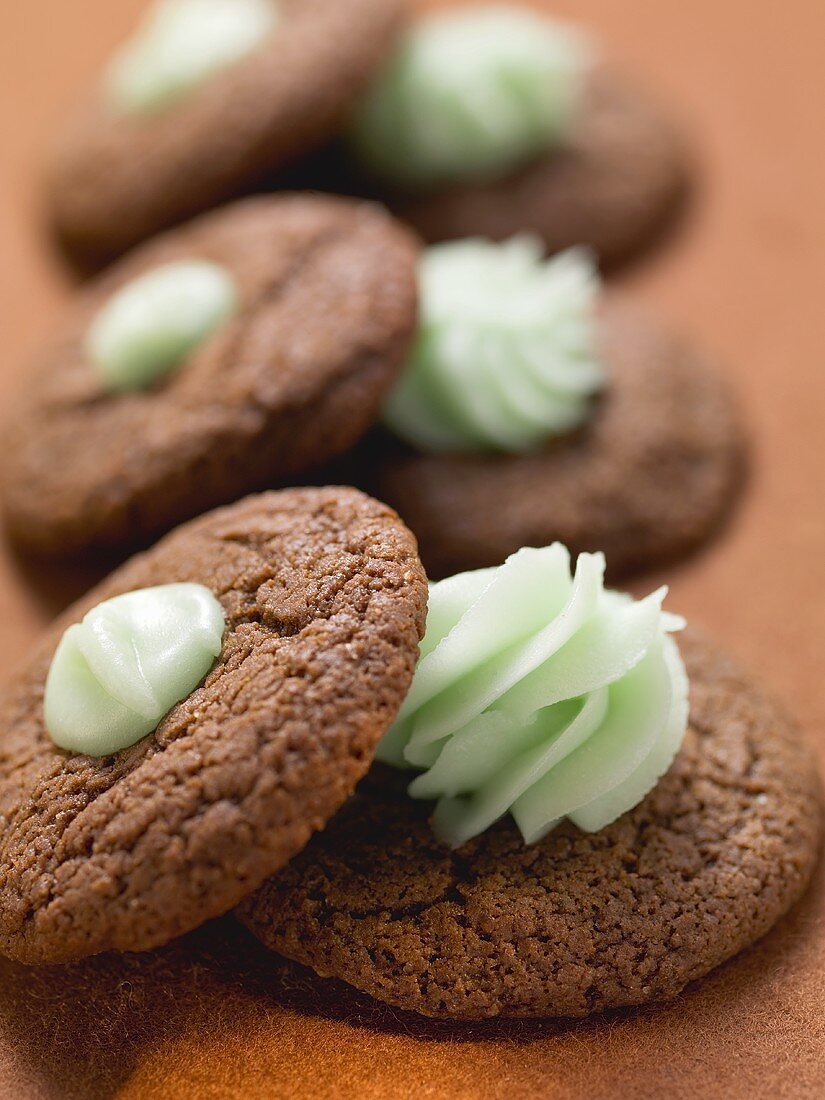 Schokomakronen mit grüner Creme