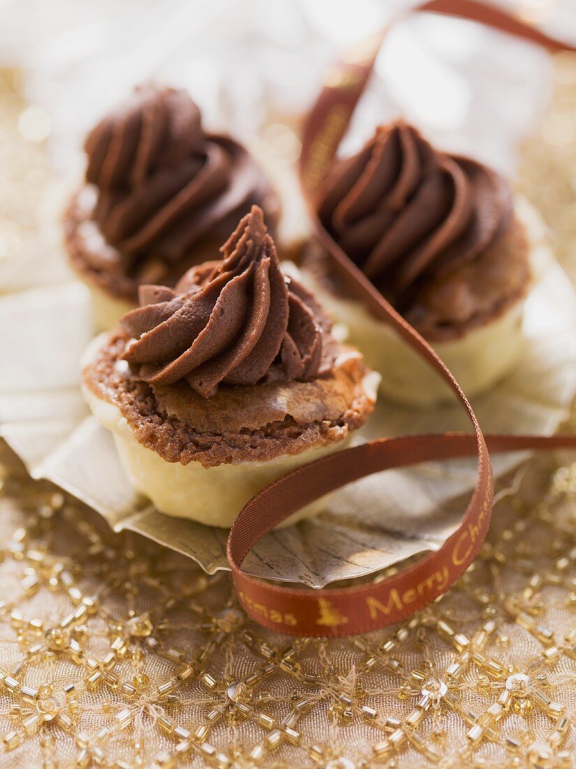 Mini pies with chocolate cream