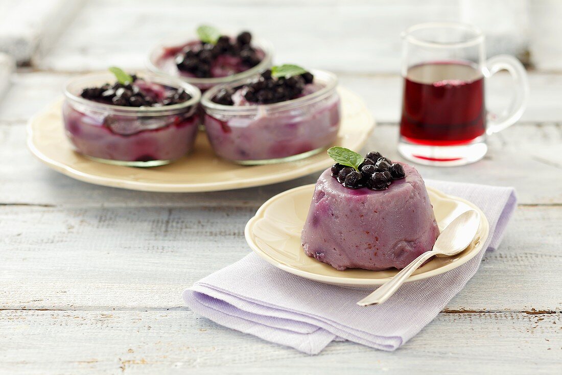 Semolina pudding with blueberries