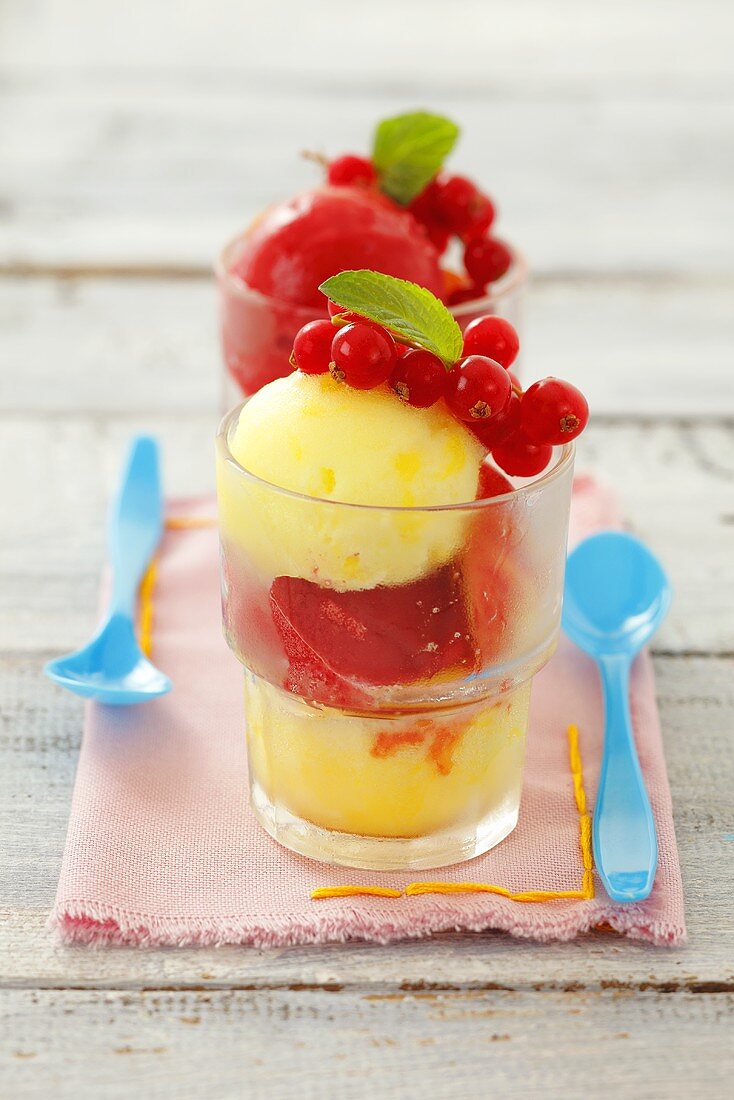 Pfirsich-Johannisbeer-Sorbet mit roten Johannisbeeren