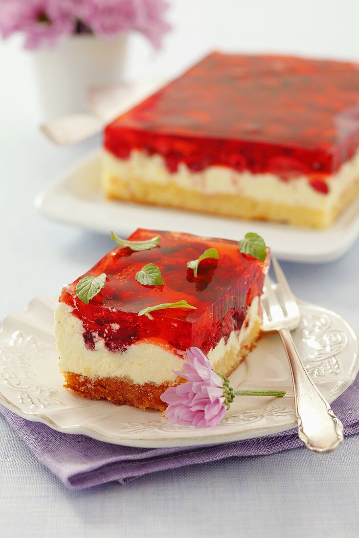 Biskuitkuchen mit Sahne, Walderdbeeren und Tortenguss