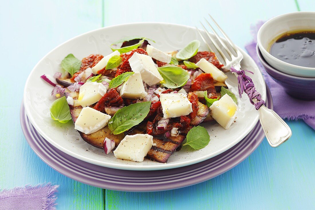 Gegrillter Auberginensalat mit getrockneten Tomaten und Ziegenkäse