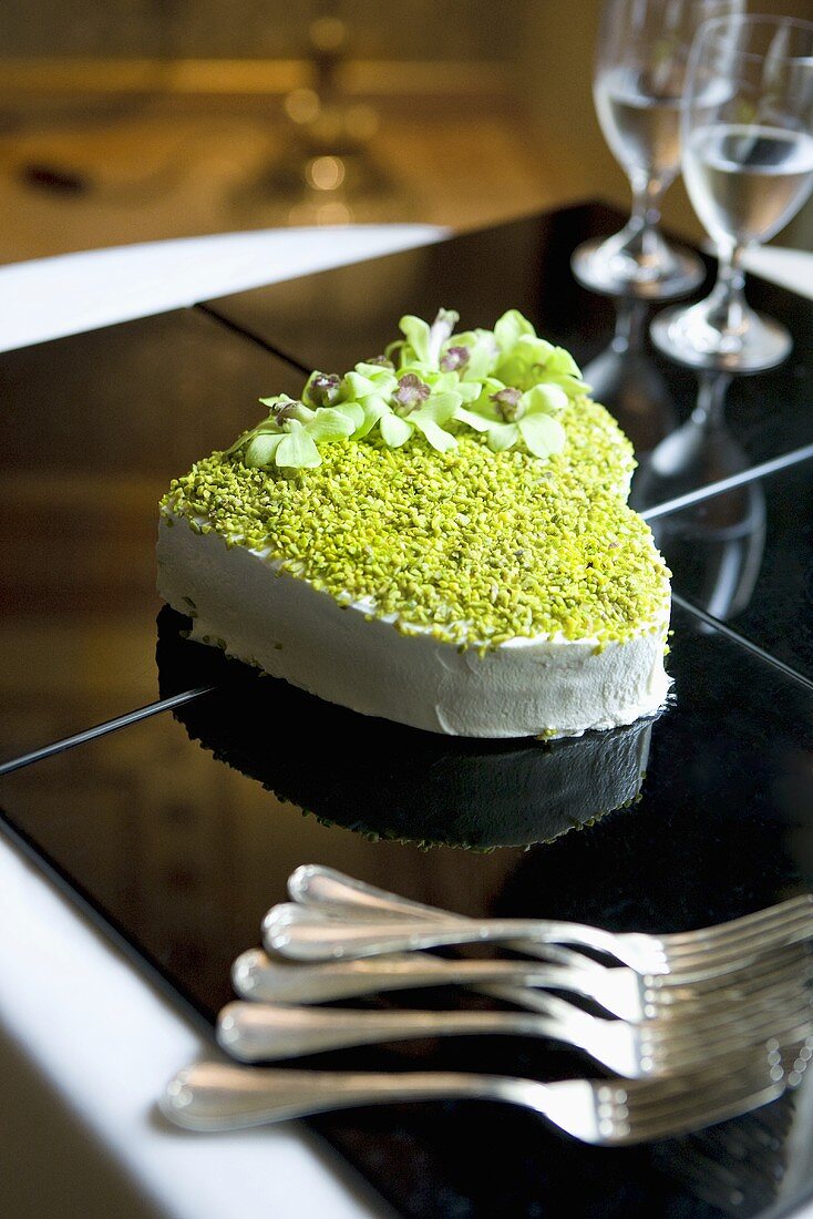 Herzförmige Torte mit Pistazien zum Valentinstag