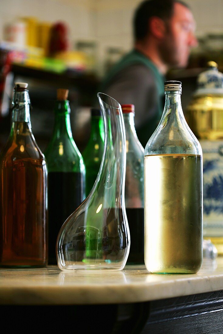 Verschiedene Weinflaschen in Gaststätte