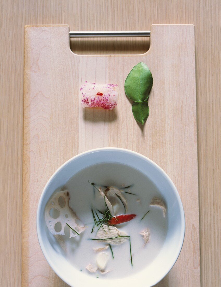 Hühnersuppe mit Lotoswurzeln (Japan)